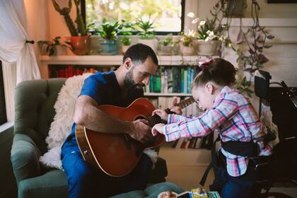 Aproximadamente el 2 % de la población de los EE. UU. es beneficiaria del SSI, incluyendo casi 1 millón de niños de bajos ingresos con discapacidades. Créditos: Canva
