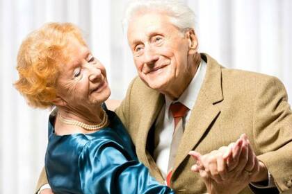 Apuntarse a clases o grupos de baile es una excelente idea para mantener una actividad física moderada y abre la oportunidad de conocer gente