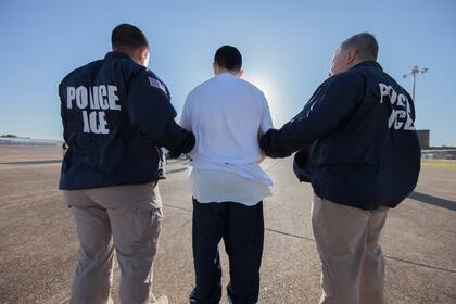 Aquellos solicitantes del parole un place con órdenes finales de deportación no ejecutadas son presuntamente inelegibles