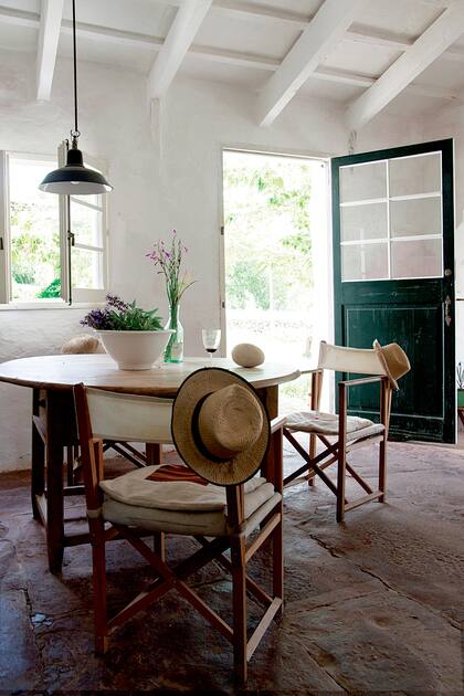 Aquí, a estas baldosas se las llama “tobes”. Las que debieron ser repuestas fueron reemplazadas por otras amasadas en Marruecos con arenas catalanas.