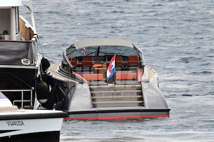 Aquí, Alma, el lujoso crucero de última tecnología que Guillermo y Máxima adquirieron en 2020. Según dicen, su nombre es la suma de las dos primeras letras de “Alex” y “Max”, tal como los reyes se llaman en la intimidad. Construido por el astillero holandés Wajer, está considerado el superyacht más pequeño del mundo.