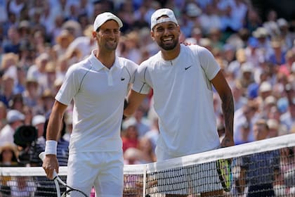 Aquí, con sonrisas, pero como rivales: Djokovic y Kyrgios, antes de la final de Wimbledon 2022, en la que ganó el serbio