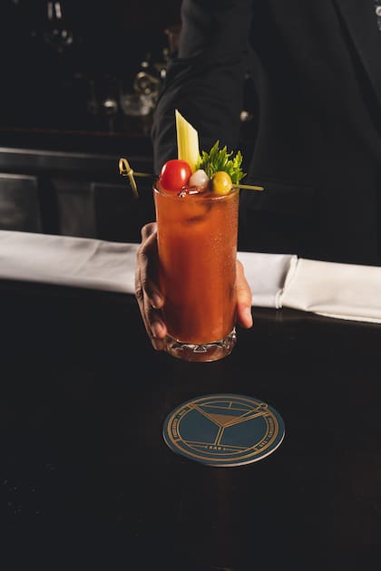 Aquí el Bloody Mary se sirve decorado con una aceituna rellena con limón, cebollín, tomate cherry y apio fresco.