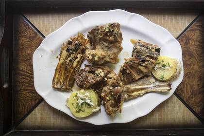 Aquí el cabrito mamón llega acompañado de deliciosas papas al horno y es la especialidad de la casa.