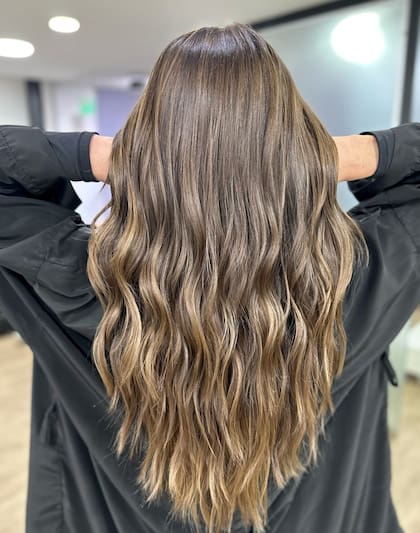 Aquí, el color se aplica de forma estratégica hacia las puntas, con una transición progresiva desde la raíz que hace que el crecimiento sea prácticamente imperceptible