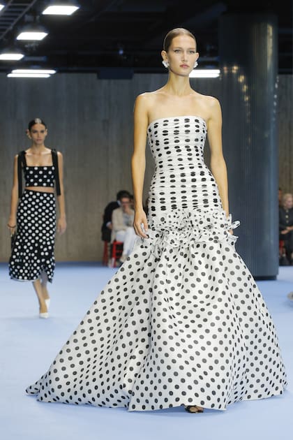 Aquí, el vestido original, cuando fue presentado en la pasarela. Para que Carolina lo luciera en Le Bal, se le agregó un enorme lazo en la cadera. “Este vestido es un guiño a la primera colección de mi abuela: el blanco y negro y los lunares evocan esa colección inicial y, además, son un sello clásico de Carolina Herrera”, explicó Lansing