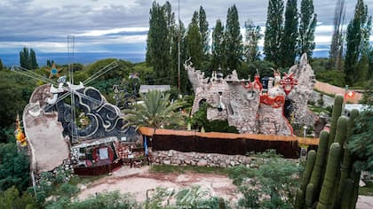 "Aquí hay personas que vienen para visitas relámpago, sacan un par de fotos y siguen su camino. Pero para otros, es una visita que cobra una dimensión mucho más profunda", cuenta Fernández