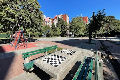 Aquí jugaba Djokovic: en un barrio dominado por moles de hormigón, también hay plazas con aros de básquetbol, arcos de fútbol y tableros de ajedrez