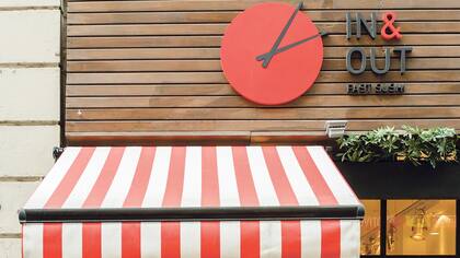 Aquí, la barra es tu plato: elegí las piezas que quieras de la cinta transportadora y viví una experiencia distinta en sushi