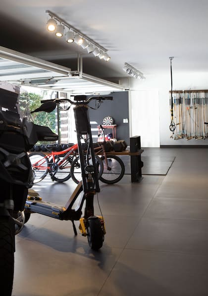 Aquí, la entrada preferida por sus grandes portones automáticos y su conexión con los ambientes principales