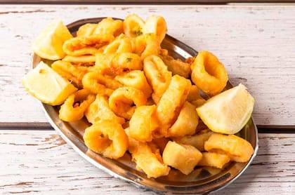Aquí las rabas son elaboradas con calamares frescos y la textura justa entre crocantes y suaves.