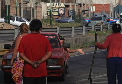“Aquí no pasa nadie”; Camino Negro, en el partido bonaerense de Lomas de Zamora, cuando está por caer la noche del viernes y no hay luz