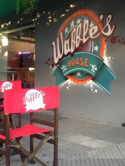 Aquí no solo hay waffles: también se destacan sus hot dogs bien generosos en agregados