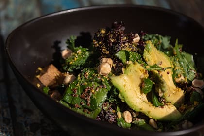 Aquí reversionaron la clásica Caesar con kale, palta, parmesano de cajú, lechuga, tofu marinado, quinoa crocante, avellanas y aderezo Caesar vegano.
