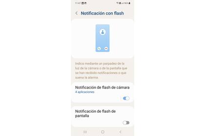 Aquí se activa el flash para que se encienda cuando te llegan mensajes o suena el teléfono; no, no gasta nada de batería