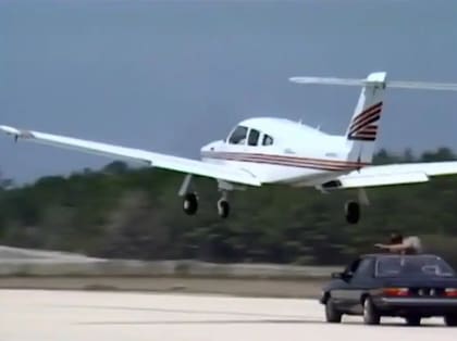 Aquí se ve cómo el avión ya tiene sus tres ruedas operativas, luego de la asistencia de Lippo