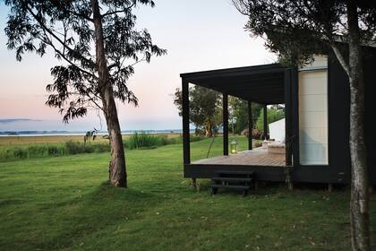 Aquí una de las dos cabañas para recibir amigos de todo el mundo, con vistas al campo y a la laguna.