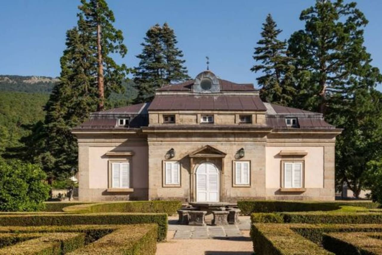 Đây là cung điện nơi Vua danh dự Juan Carlos I đã trải qua những năm tháng độc thân - LA NACION