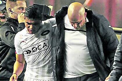 Aquino así abandonó el campo de juego