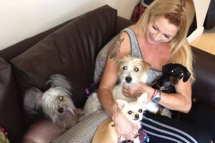 Aquino con las mascotas de su hija Micaela, Linda y León, y las suyas, Rita y Chicha.
