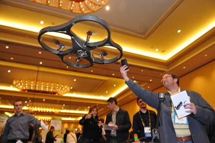 A.R. Drone de Parrot es uno de los vehículos no tripulados preferido por los aficionados, ya que se pueden controlar desde un dispositivo móvil