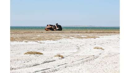 Un barco abandonadod en la costa del mar de Aral, cerca de la aldea de Akespe