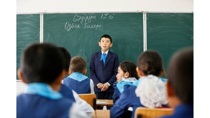 Estudiantes en la escuela en el pueblo de Bogen