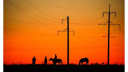Residentes a caballos junto a las líneas eléctricas en la ciudad de Aral, al suroeste de Kazajstán