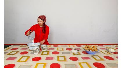Bibigul vierte shubat, bebida tradicional hecha de leche de camello, en la granja familiar de Bolekun en el pueblo marítimo de Bogen, antiguamente en las costas del mar de Aral