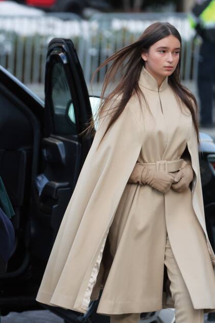 Arabella Kushner, la nieta de 13 años de Donald Trump (hija de Ivanka) se destacó en la misa de la mañana del lunes por su conjunto de abrigo capa y pantalones, todo en beige.