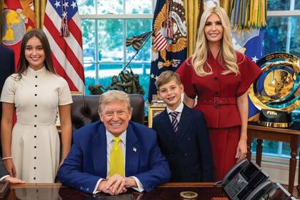 Arabella Kushner, su hermanoTheodore e Ivanka en el Salón Oval junto al presidente Donald Trump.