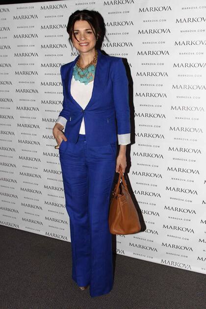 Araceli González posa en el stand de Markova; ella es la imagen de la marca