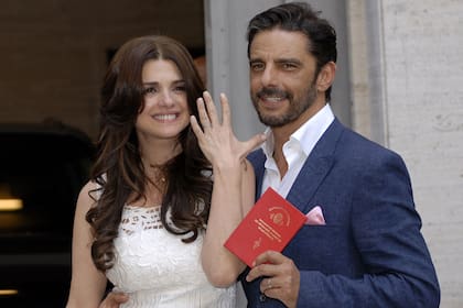 Araceli González y Fabián Mazzei muestran la tradicional libreta roja al salir del Registro Civil de la calle Uruguay, en el centro porteño; la pareja se casó en diciembre de 2013