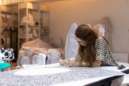 Aragão trabajando en uno de sus dibujos