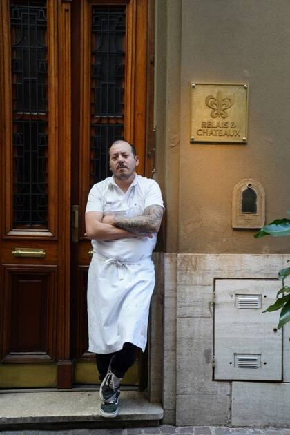 Aramburu en la puerta de su restaurante en Recoleta.