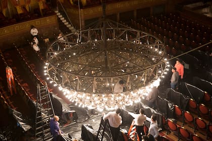Vista desde la cúpula, que queda al descubierto tras el descenso, la lámpara cobra otras dimensiones