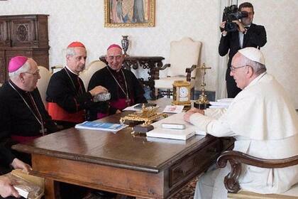El cardenal Poli, entre otros, el año pasado, con el Papa en el Vaticano