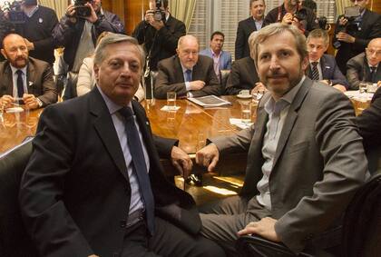 Aranguren y Frigerio, en la reunión de ayer con los gobernadores, en el Palacio de Hacienda