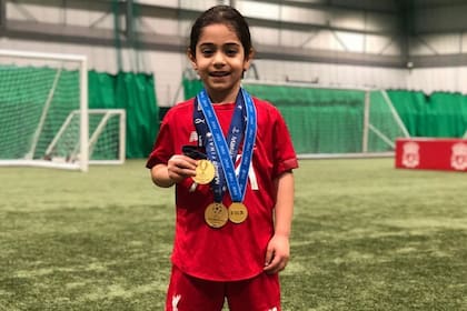 Arat Hosseini, que fue comparado con Lionel Messi, firmó para la academia de Liverpool y podría llegar a ser una estrella