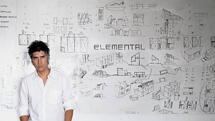 Aravena vive en Santiago de Chile y trabaja en todo el mundo