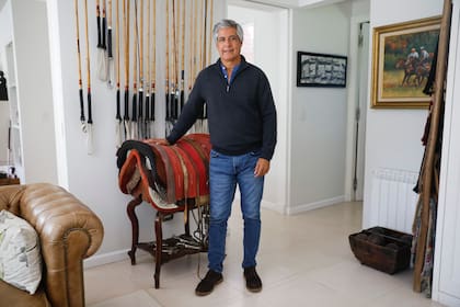 Araya: una vida rodeado por tacos, monturas, cuadros y demás elementos vinculados con el polo; en adelante, desde un escritorio.