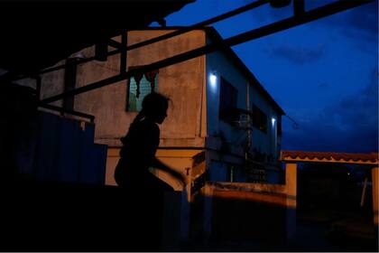 Aranza, la hermana de Maroly juega afuera de su casa