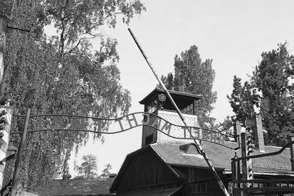 “Arbeit macht frei” (El trabajo te hace libre): la conocida y cínica frase forjada en el portón de hierro de ingreso