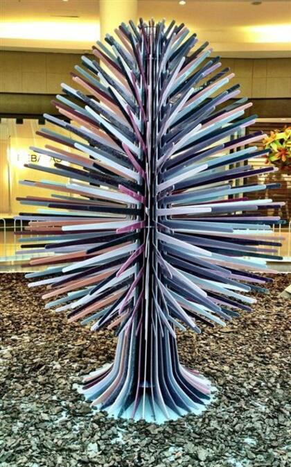 Árbol con materiales reciclables