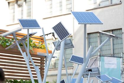 Árbol de paneles solares que abastecen parte de la energía del stand.