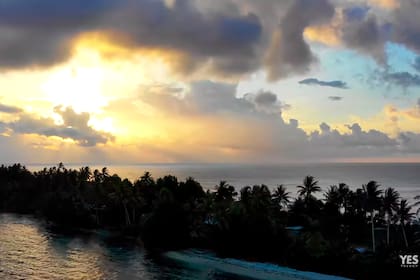 Árboles, agua, nubes y sol: así es un amanecer en el Tuvalu, en medio del Pacífico Sur