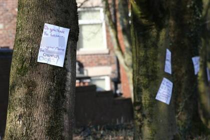 Árboles, postes de luz, contenedores de basura y hasta parabrisas de autos amanecieron el sábado con los carteles que denunciaban a un "engañador serial" en Oldham