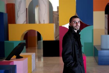 Arcadas, columnas, cubos, escaleras, rodean a Typoe, de 32 años