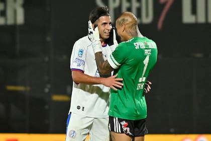 Arce parece consolar a Alexis Cuello, después de que el delantero de San Lorenzo falló una oportunidad clara frente al arco local
Foto: FOTOBAIRES
Fecha 12 Torneo Apertura Liga Profesional.