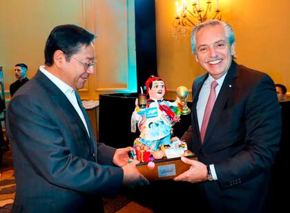 Arce y Fernández, con el ekeko que el presidente boliviano llevó como regalo